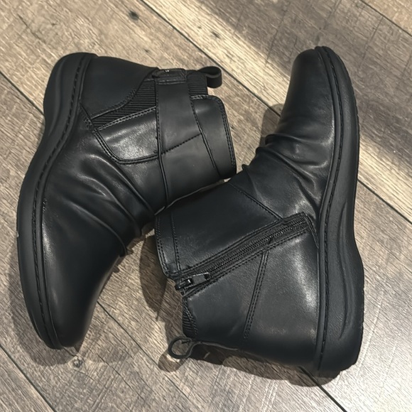 Authentic Clarks black ankle boots sz woman's 7 Wide - Picture 8 of 11